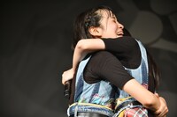 抱き合うami（左）とmiyu（右）。