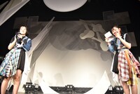 手紙を読み上げるmiyu（右）。