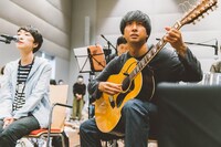 木下美紗都（Cho）と菅間一徳（G）。（撮影：後藤武浩）