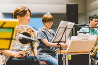 左からゴンドウトモヒコ（Euphonium）、三浦千明（Flugelhorn, Glockenspiel）、大谷能生（Sax）。（撮影：後藤武浩）