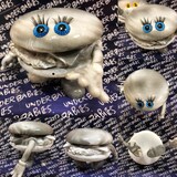 鬼束ちひろがフランスで初海外ワンマン、愛猫なべがモチーフのソフビ 