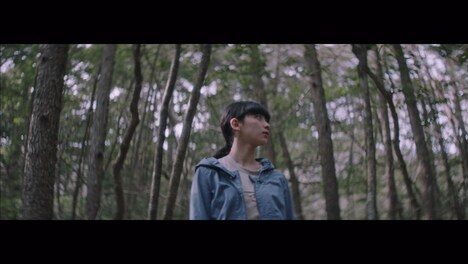 宇多田ヒカル「初恋」ミュージックビデオのワンシーン。