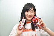 「au ハロプロケータイ図鑑オリジナル ハロー！プロジェクトメンバーサイン入り写真付 INFOBAR トランスフォーマー」を手にする川村文乃（アンジュルム）。