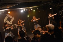 「IVOLVE ONEMAN LIVE "Hacia el verano"」の様子。