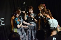 東京・WWWでワンマンライブが開催されることが書かれた紙を広げるIVOLVE。