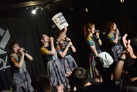 東京・WWWでのワンマンライブ開催の発表に歓喜するIVOLVE。