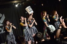 東京・WWWでのワンマンライブ開催の発表に歓喜するIVOLVE。