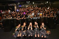 「IVOLVE ONEMAN LIVE "Hacia el verano"」で撮影された記念写真。