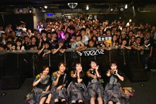 「IVOLVE ONEMAN LIVE "Hacia el verano"」で撮影された記念写真。