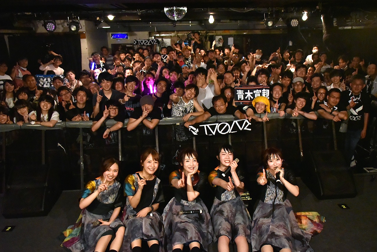 「IVOLVE ONEMAN LIVE "Hacia el verano"」で撮影された記念写真。