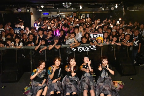 「IVOLVE ONEMAN LIVE "Hacia el verano"」で撮影された記念写真。