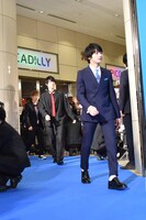 入場する登壇者たち。