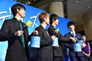 ペンキのハケと缶を持った高杉真宙、佐野玲於、中川大志、横浜流星。