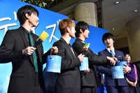 ペンキのハケと缶を持った高杉真宙、佐野玲於、中川大志、横浜流星。