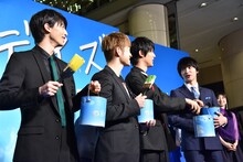 ペンキのハケと缶を持った高杉真宙、佐野玲於、中川大志、横浜流星。