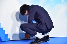 丁寧にペンキを塗る横浜流星。