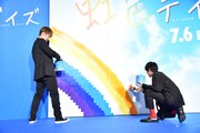虹を塗る佐野玲於と中川大志。