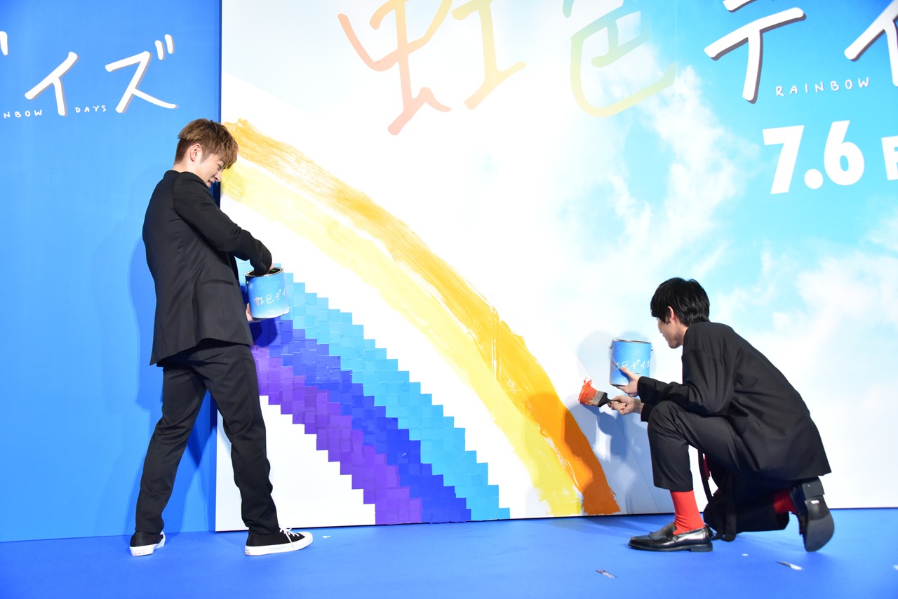 虹を塗る佐野玲於と中川大志。