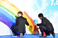 虹を塗る佐野玲於と中川大志。
