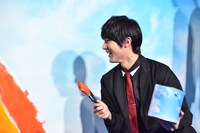 ハケを持った中川大志。