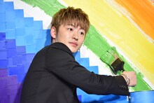 ペンキを塗る佐野玲於。