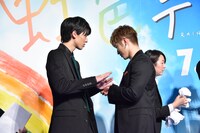 ペンキが手に付いていないか確認し合う高杉真宙と佐野玲於。