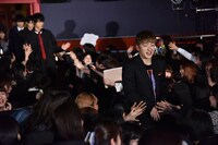 客席を抜けてステージへと向かう佐野玲於。