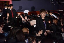 客席を抜けてステージへと向かう佐野玲於。