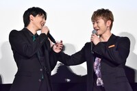 左から高杉真宙、佐野玲於。