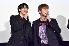 左から高杉真宙、佐野玲於。