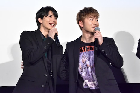 左から高杉真宙、佐野玲於。