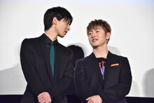 左から高杉真宙、佐野玲於。