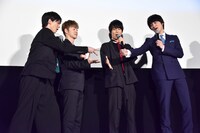 じゃんけんをする高杉真宙、佐野玲於、中川大志、横浜流星。