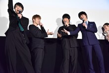 じゃんけんで勝った高杉真宙（左端）。