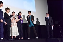 横浜流星のセリフにキュンキュンする山田裕貴（右から2番目。