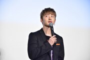 「見てるからね……」と言いながら歩く佐野玲於。
