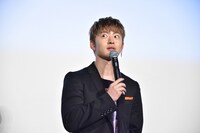 「見てるからね……」と言いながら歩く佐野玲於。
