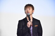 「見てるよ……」と言いながら歩く佐野玲於。