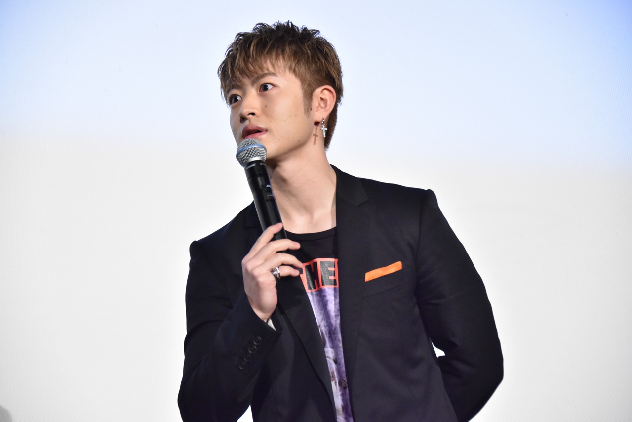 「ずっと見てるからね……」と言いながら歩く佐野玲於。