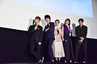 中川大志の告白を見守る佐野玲於、横浜流星、恒松祐里、坂東希、山田裕貴。