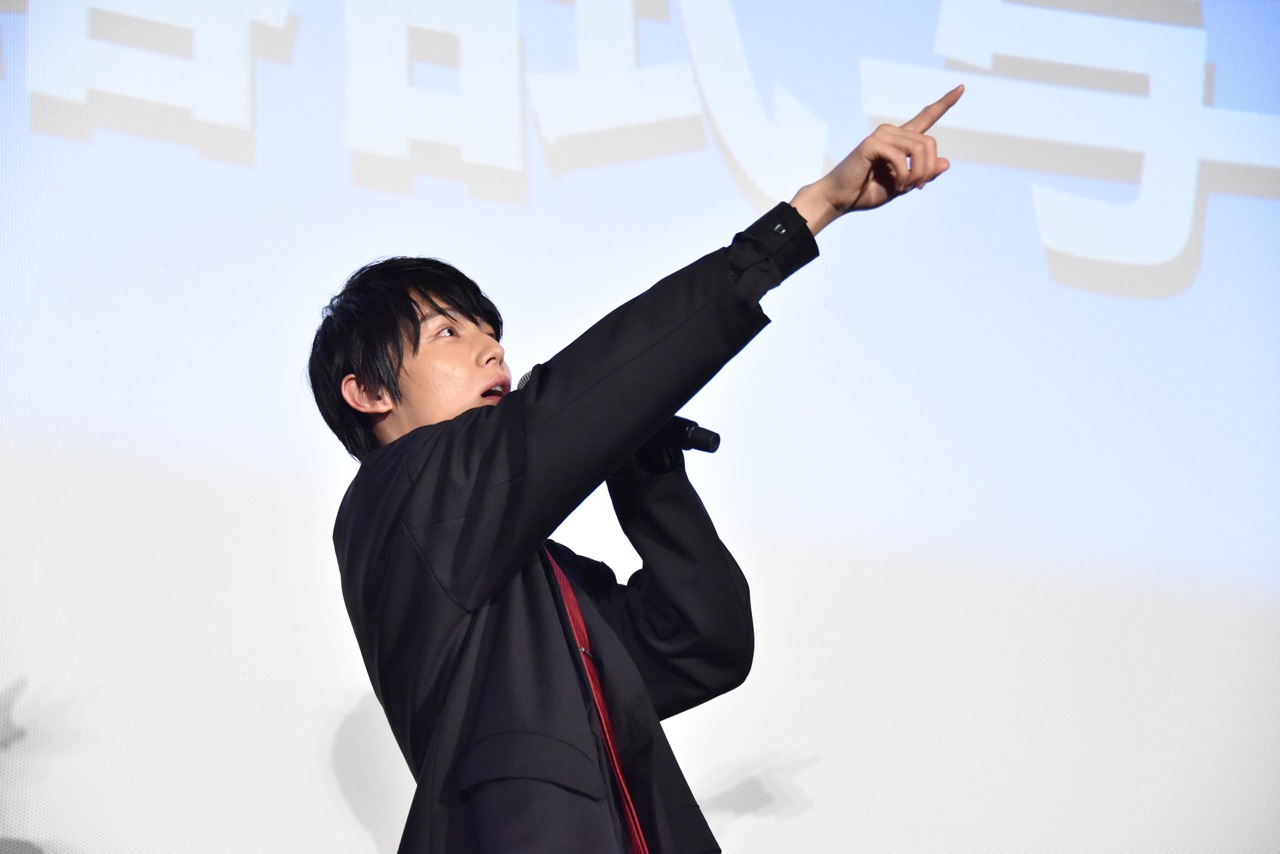 「虹だ！」と指差す中川大志。