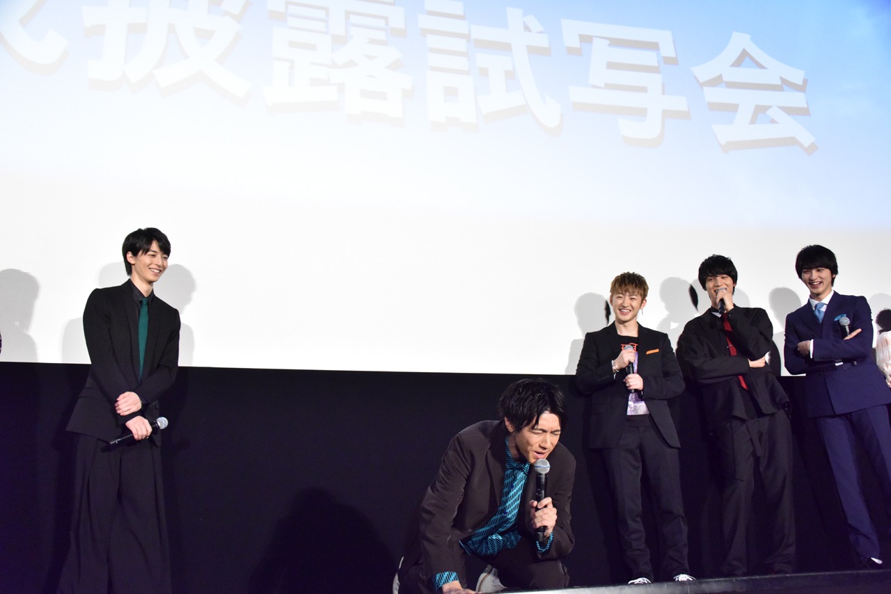 土下座する山田裕貴（左から2番目）。