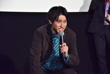 土下座する山田裕貴。