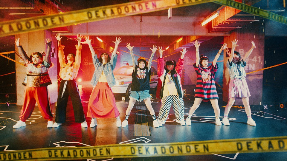 ダンスバトルを繰り広げるエビ中と渡辺直美。