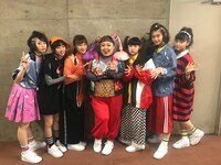 渡辺直美を囲むエビ中。