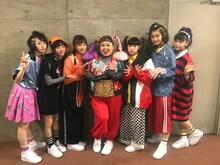 渡辺直美を囲むエビ中。