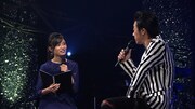 左から小島瑠璃子、大友康平(HOUND DOG)。(c)テレビ東京