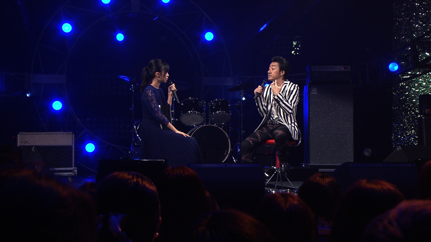 左から小島瑠璃子、大友康平（HOUND DOG）。(c)テレビ東京