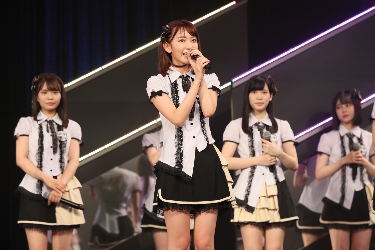 「AKB48 53rdシングル 世界選抜総選挙」の結果を聞くAKB48メンバー。(c)AKS
