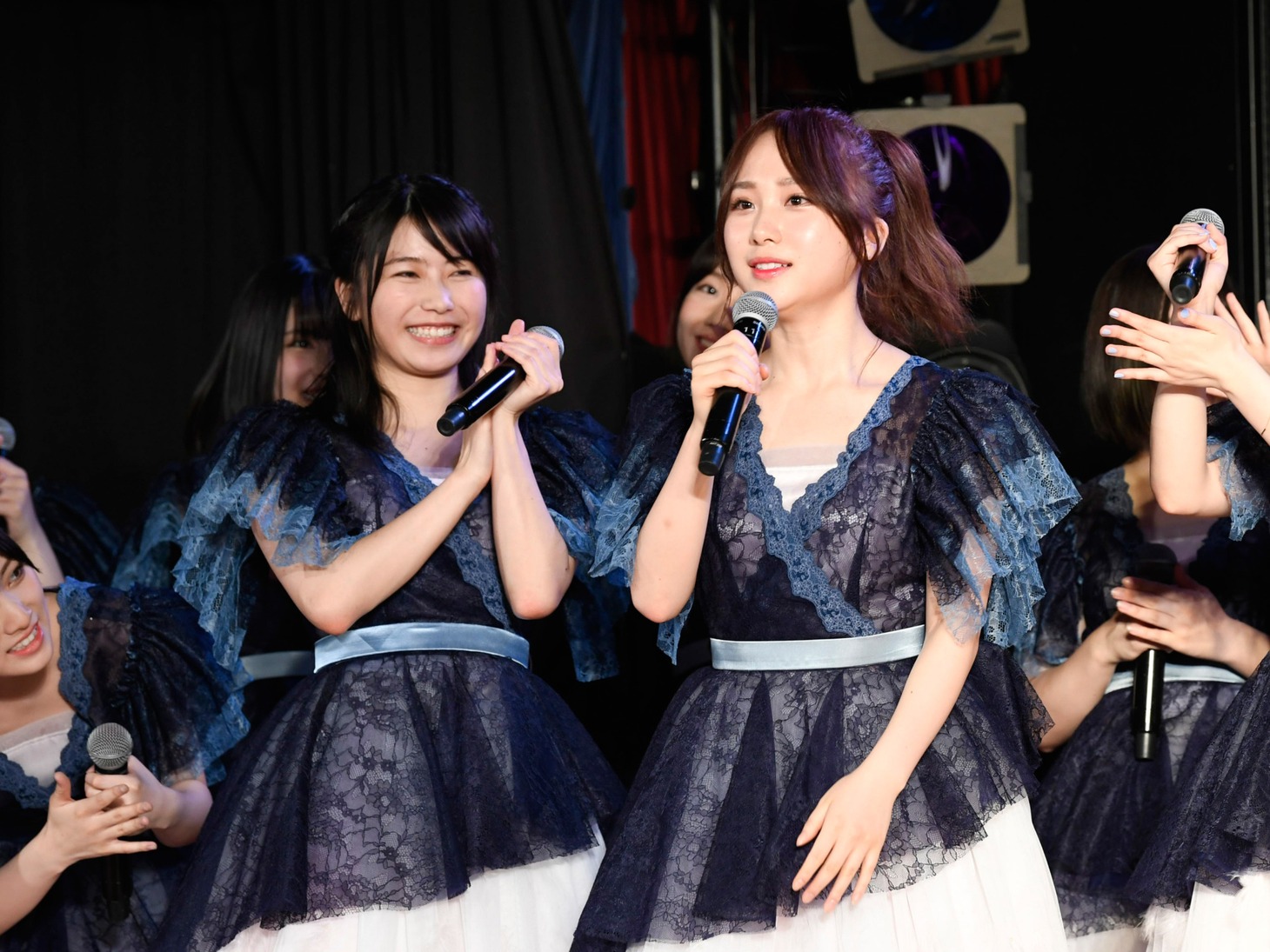 「AKB48 53rdシングル 世界選抜総選挙」の結果を聞くAKB48メンバー。(c)AKS
